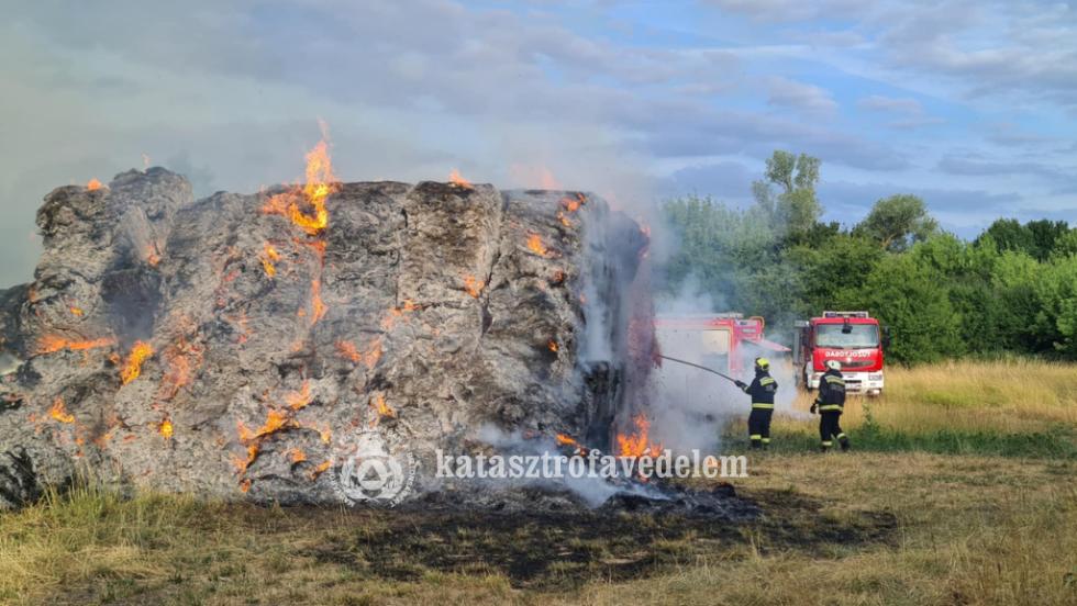 Szalmablk gyulladtak meg Zalacsnynl