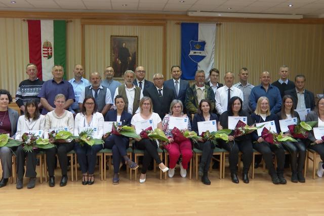 Lezárult a falu- és tanyagondnokok képzése - idén 26-an tettek sikeres vizsgát Lezárult a falu- és tanyagondnokok képzése - idén 26-an tettek sikeres vizsgát