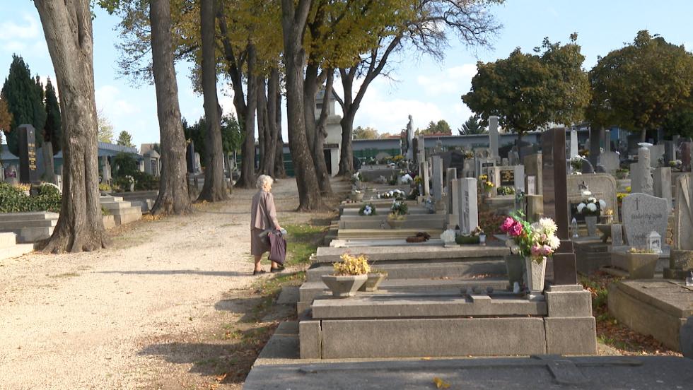 Közeledik Mindenszentek ünnepe – Rendbe tették a sírkerteket   Közeledik Mindenszentek ünnepe – Rendbe tették a sírkerteket