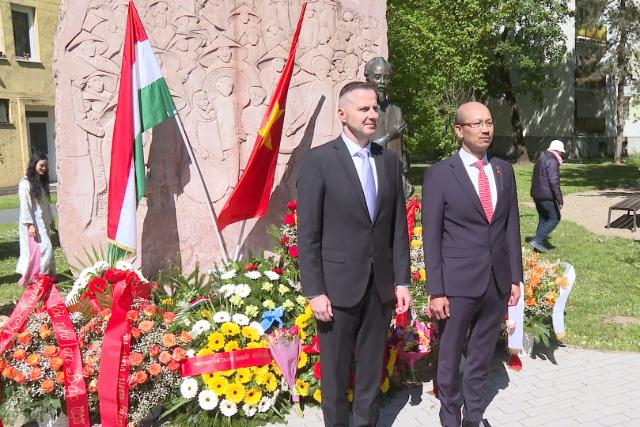 Koszor�z�s Ho Chi Minh szobr�n�l   