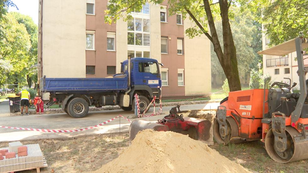 Zajlanak a munklatok a Gasparich ton