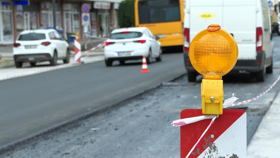 Hamarosan kétirányú lesz - befejeződött a Kosztolányi utca fejlesztésének első üteme Hamarosan kétirányú lesz - befejeződött a Kosztolányi utca fejlesztésének első üteme