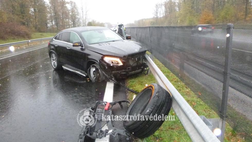 Szalagkorlátnak ütközött egy autó az M7-es autópályán Szalagkorlátnak ütközött egy autó az M7-es autópályán