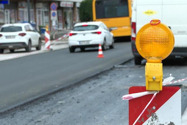 Hamarosan kétirányú lesz - befejeződött a Kosztolányi utca fejlesztésének első üteme Hamarosan kétirányú lesz - befejeződött a Kosztolányi utca fejlesztésének első üteme