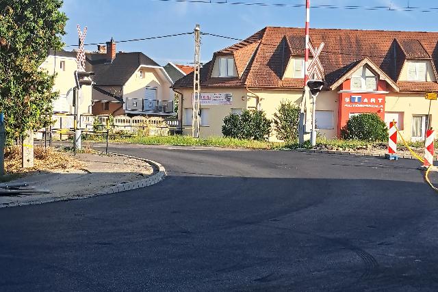Befejeződött az aszfaltozás a páterdombi vasúti átjárónál Befejeződött az aszfaltozás a páterdombi vasúti átjárónál
