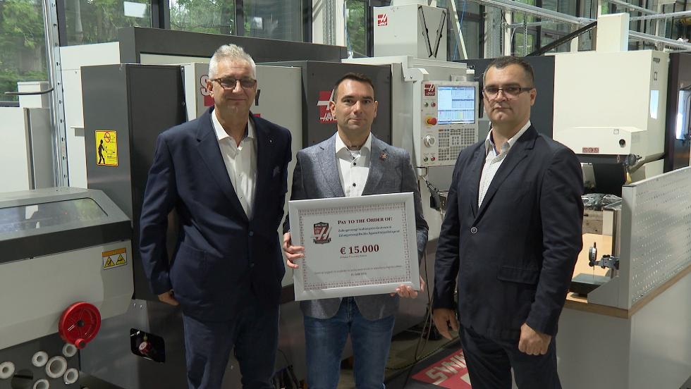 Átadták a 15 ezer eurós támogatást a duális képzőközpontban Átadták a 15 ezer eurós támogatást a duális képzőközpontban