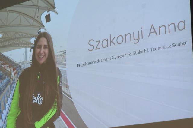 Előadást tartott a gyakornok Előadást tartott a gyakornok