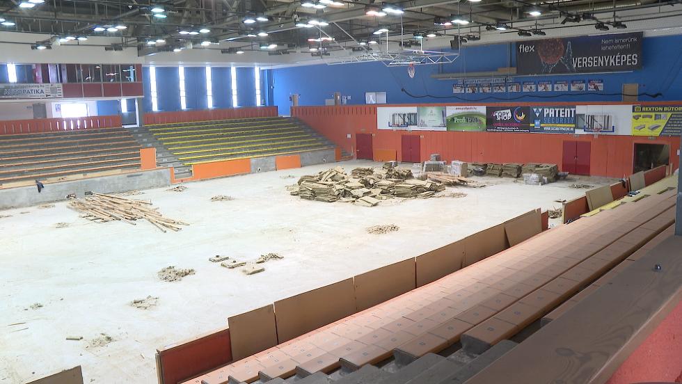 Felszedték a padlót a Zalakerámia Sport- és Rendezvénycsarnokban Felszedték a padlót a Zalakerámia Sport- és Rendezvénycsarnokban