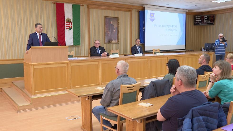 Elkezdődött a falu-és tanyagondnoki képzés a Megyeházán Elkezdődött a falu-és tanyagondnoki képzés a Megyeházán