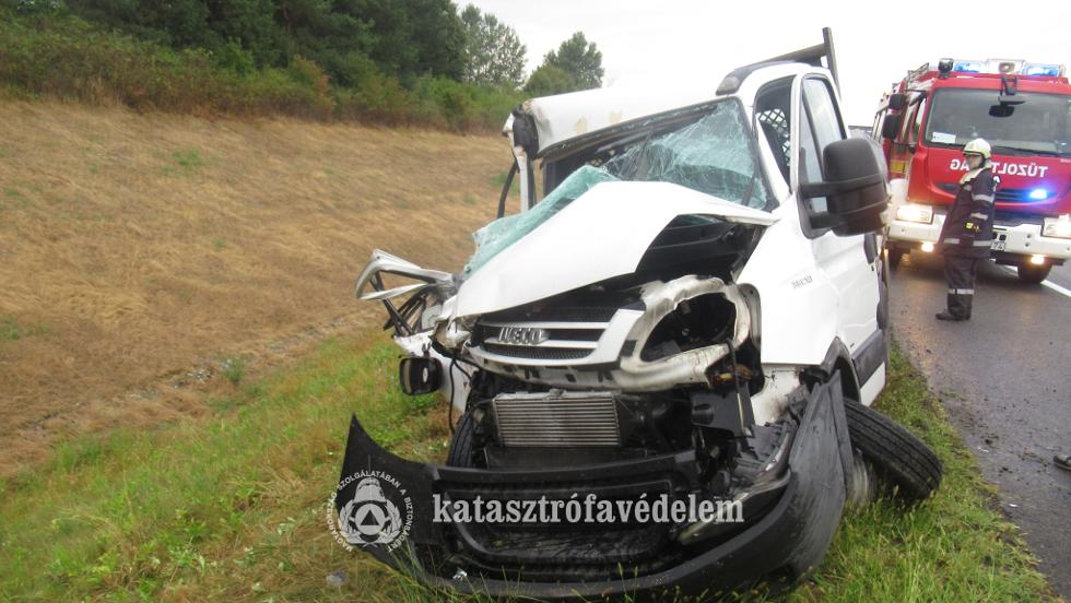 Kamionba rohant egy kisteherautó az M7-es autópályán Becsehelynél Kamionba rohant egy kisteherautó az M7-es autópályán Becsehelynél