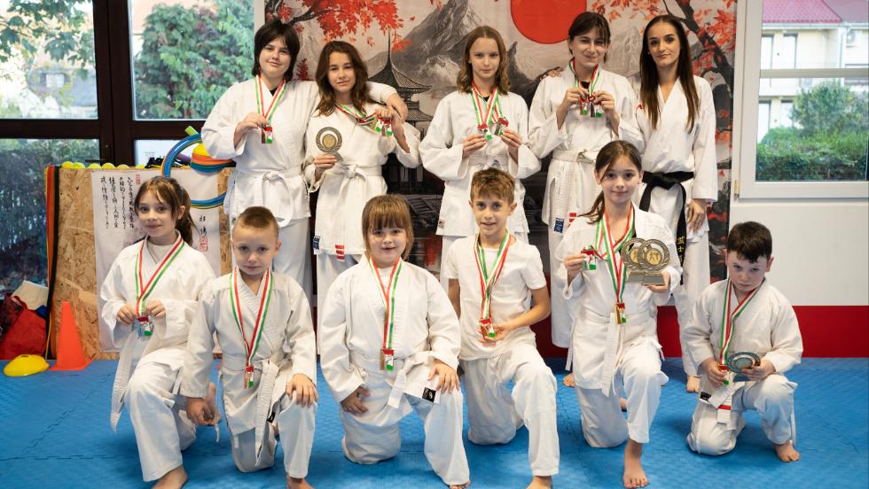 17 éremmel tértek haza a Kertvárosi Karate Suli versenyzői 17 éremmel tértek haza a Kertvárosi Karate Suli versenyzői