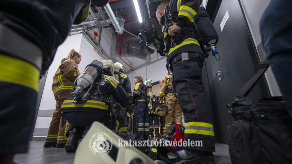 Országos tűzoltó lépcsőfutó-bajnokságot rendeztek az ország legmagasabb székházában Országos tűzoltó lépcsőfutó-bajnokságot rendeztek az ország legmagasabb székházában