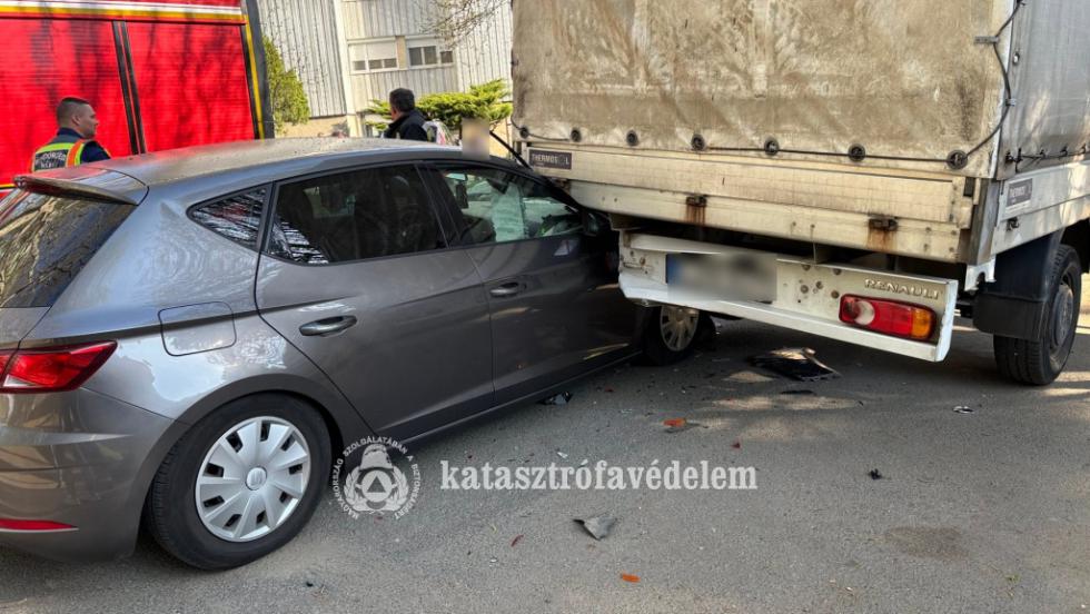 Kisteherautónak ütközött egy autó Zalaegerszegen Kisteherautónak ütközött egy autó Zalaegerszegen