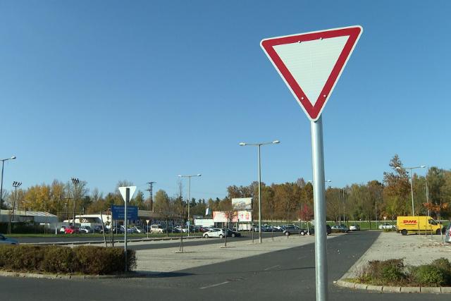 Sz�mos �jdons�g, k�zt�k �jfajta utc�k lehet�s�ge j�n az �j KRESZ-ben