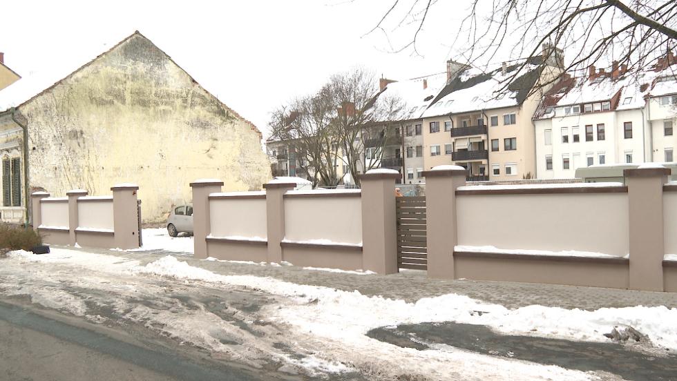 Elkészült az Ady utcai épület kerítése Elkészült az Ady utcai épület kerítése