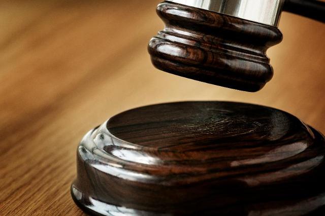 Leharapta felesége gyűrűsujját a féltékeny férj Leharapta felesége gyűrűsujját a féltékeny férj