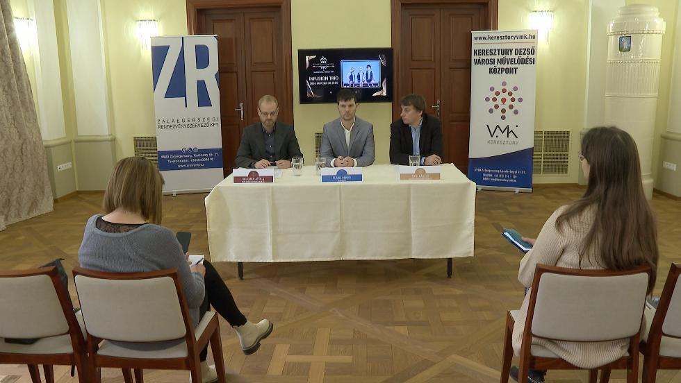 Ígéretes év előtt a hangversenyterem és a Korona Szalon Ígéretes év előtt a hangversenyterem és a Korona Szalon