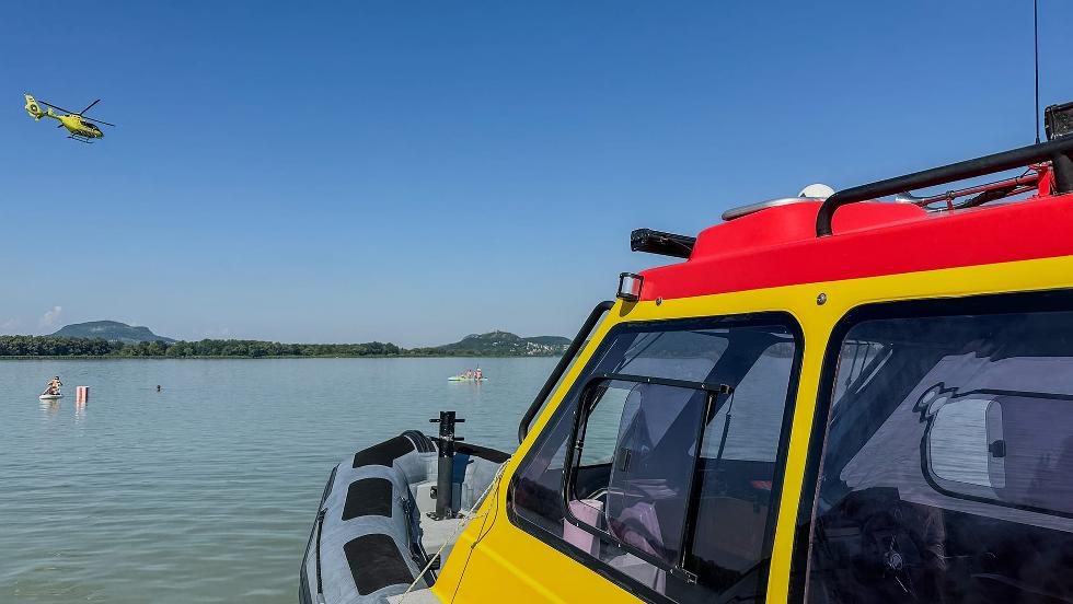 Mentőket és tűzoltókat is riasztottak a Balatonhoz Mentőket és tűzoltókat is riasztottak a Balatonhoz