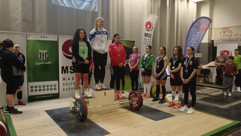 Három aranyérem Szombathelyről – remekelt a ZTE Súlyemelő Klub versenyzői Három aranyérem Szombathelyről – remekelt a ZTE Súlyemelő Klub versenyzői