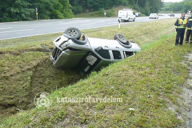 Árokba borult egy terepjáró Zalaegerszegen Árokba borult egy terepjáró Zalaegerszegen