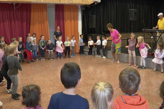 Kult�rh�zak �jjel-nappal – Ici-pici K�ly�k Party az Ap�czaiban