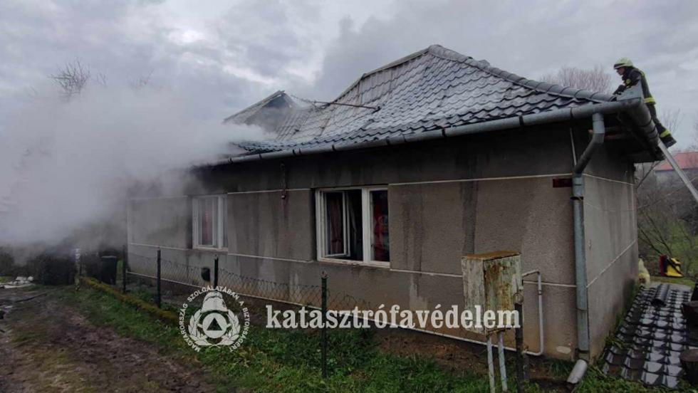 �gett egy csal�di h�z tet�szerkezete Becsehelyen