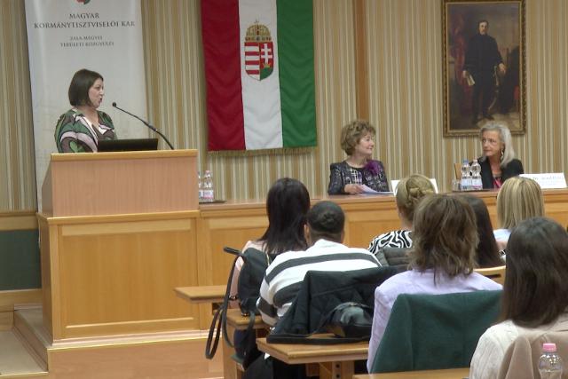 „Belőlünk nő a jövő”- Aczél Petra előadást tartott a Megyeházán „Belőlünk nő a jövő”- Aczél Petra előadást tartott a Megyeházán