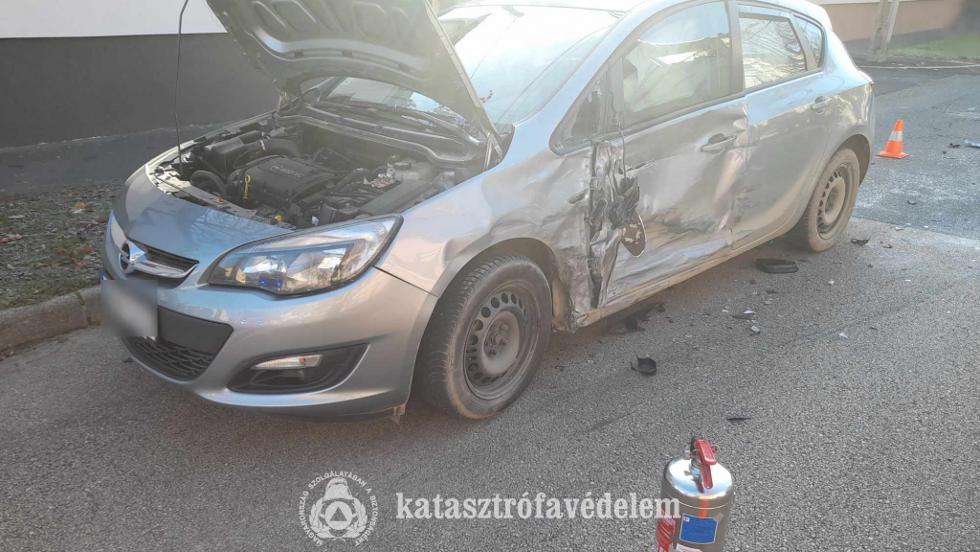 Összeütközött két autó a Dózsa György utcában Összeütközött két autó a Dózsa György utcában