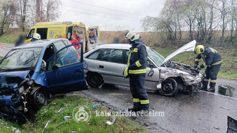 Összeütközött két autó Zalaszántó térségében Összeütközött két autó Zalaszántó térségében