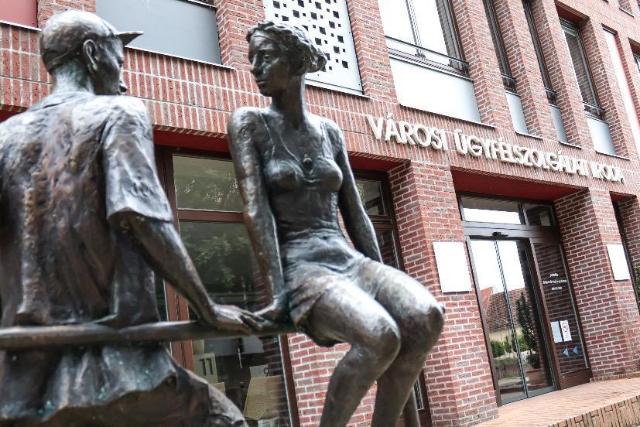 nnepi nyitvatarts a Vrosi gyflszolglati Irodban