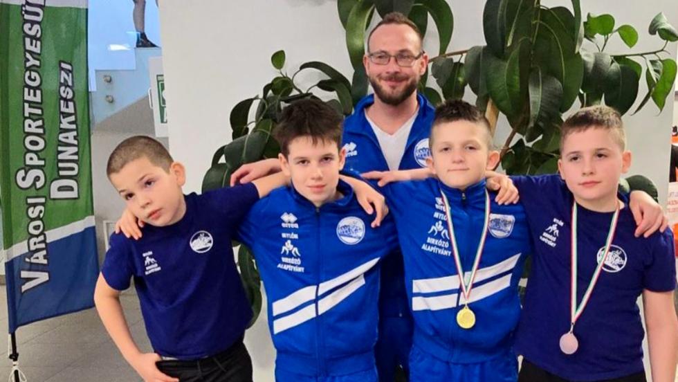 Arany- és bronzérem Dunakesziről a zalaegerszegi birkózóknak Arany- és bronzérem Dunakesziről a zalaegerszegi birkózóknak