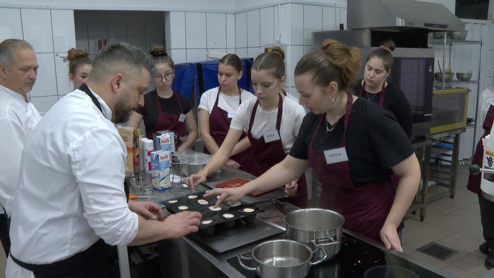 Cukrászképzés – Nemzetközi hírű mestertől tanultak a Báthoryban Cukrászképzés – Nemzetközi hírű mestertől tanultak a Báthoryban