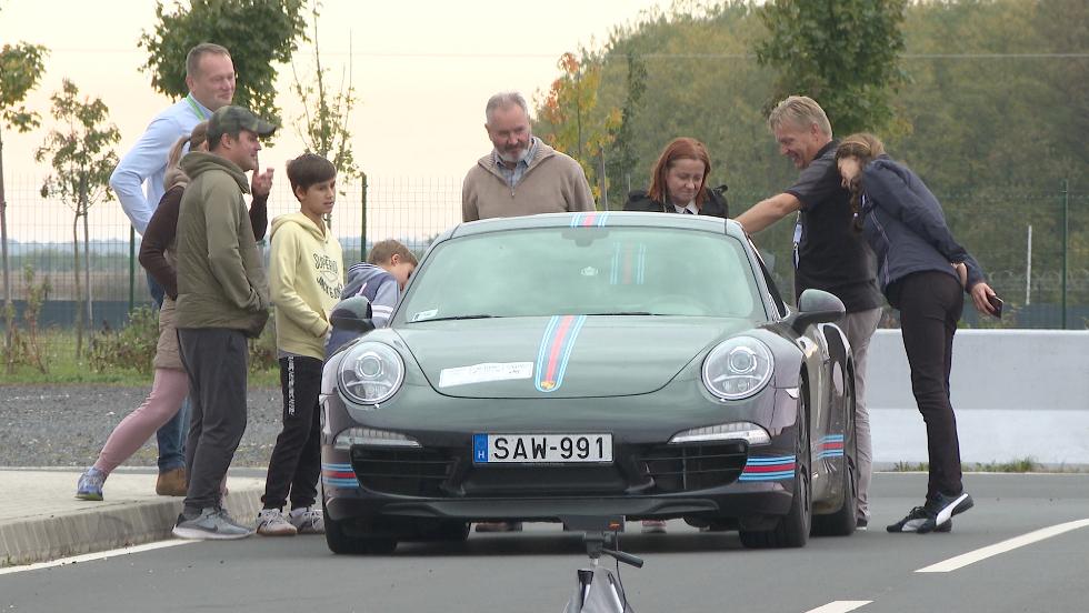 Porschék a tesztpályán - Zalaegerszeget is érintette a TízTorony túra Porschék a tesztpályán - Zalaegerszeget is érintette a TízTorony túra
