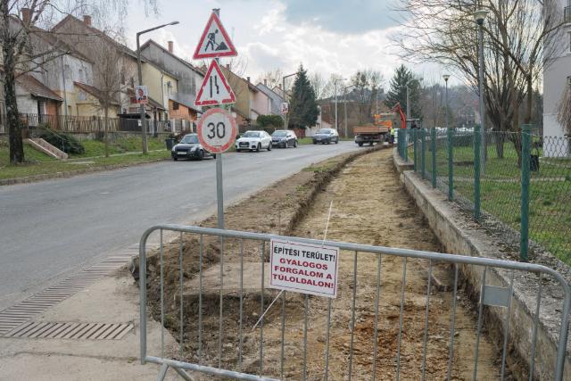 Elindult a j�rdafel�j�t�s a Gasparich M�rk utca �s a Ny�r utca k�z�tt