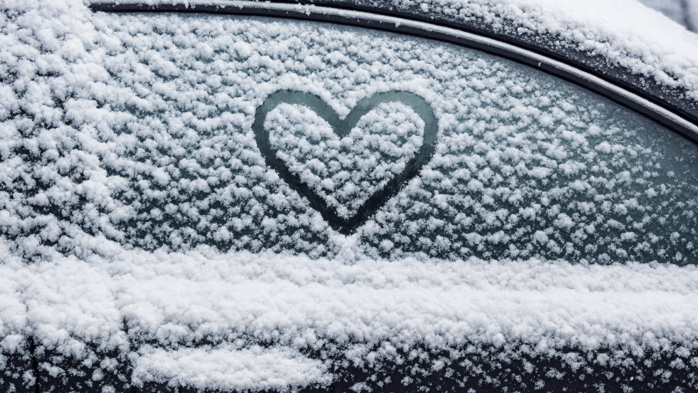 gy indtsa az autt a tli hidegben