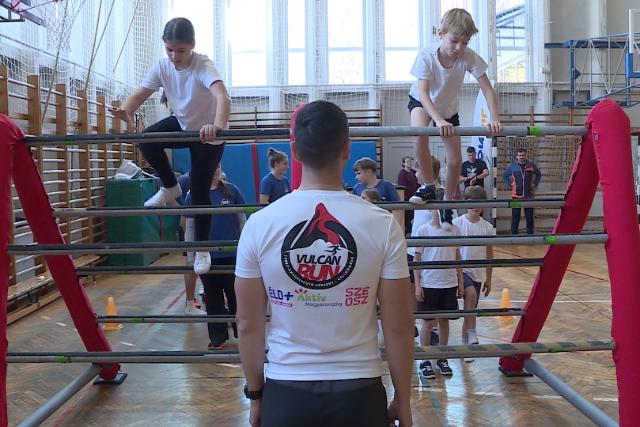 Fut�s, k�sz�s, m�sz�s – rendhagy� sportnapot tartottak az Ady-iskol�ban