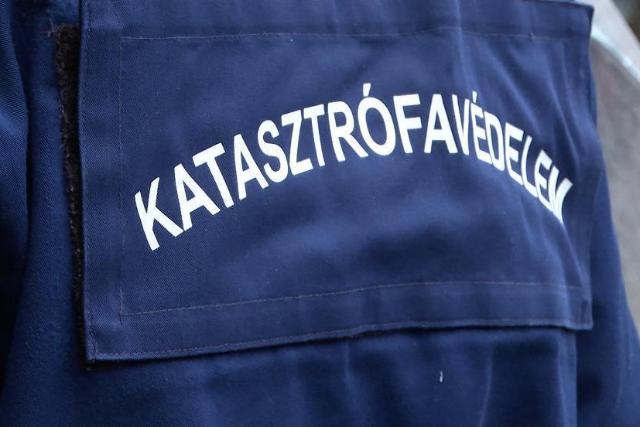 Erkélyajtón keresztül segítettek bejutni a mentőknek Zalaegerszegen Erkélyajtón keresztül segítettek bejutni a mentőknek Zalaegerszegen