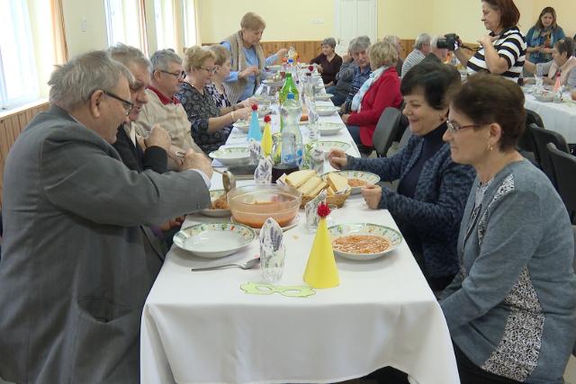 Id�n is f�nkkal �nnepelt�k a farsangot a botfai nyugd�jasok