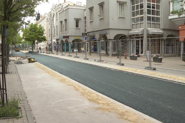 Elkezd�d�tt az aszfaltoz�s a Kossuth utc�n