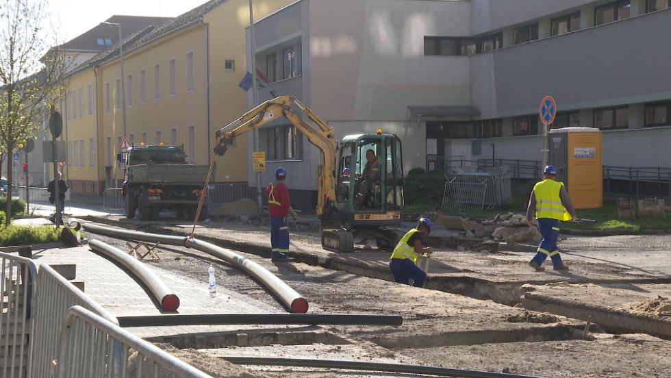 Gzvezetkeket cserlnek a Petfi utcban