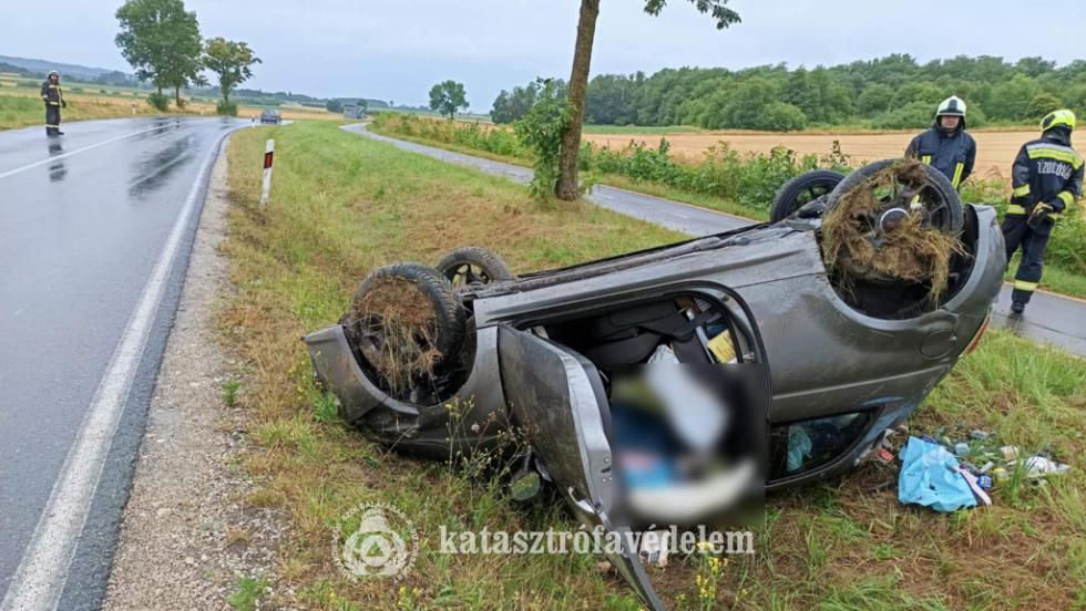 Felborult egy autó Lentinél Felborult egy autó Lentinél