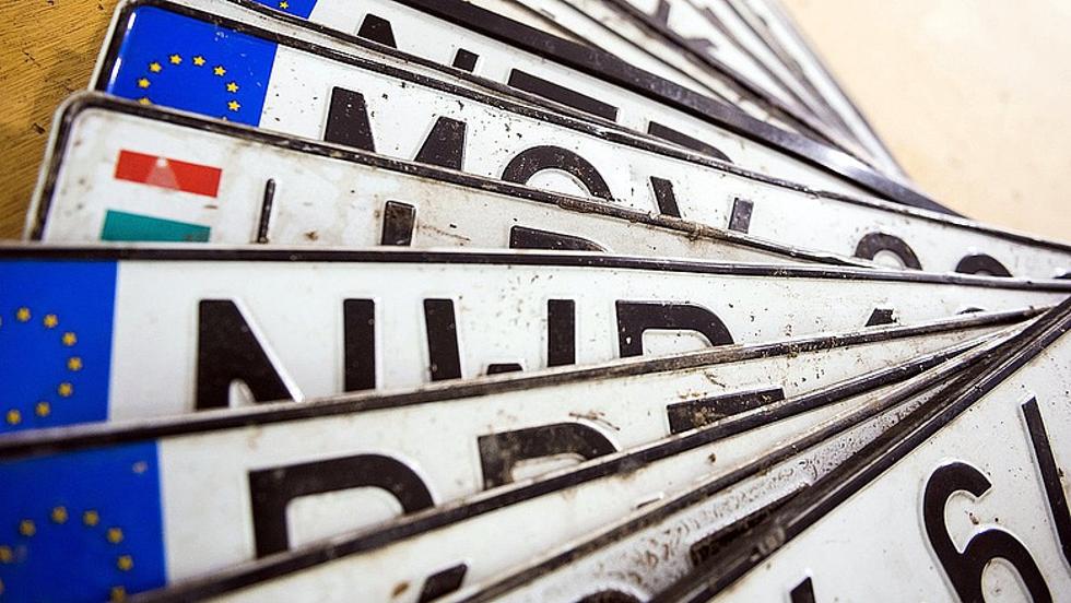 Udvar�n szerelte �t a rendsz�mokat