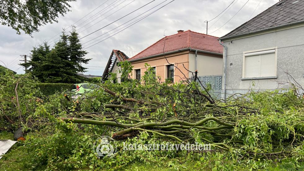 Több mint 400 beavatkozás a vihar miatt országszerte Több mint 400 beavatkozás a vihar miatt országszerte