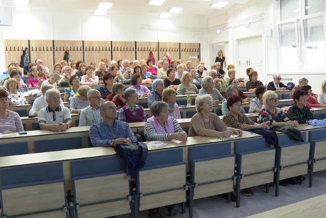 Becsengettek – Megkezd�d�tt a tan�v a Senior Akad�mi�n