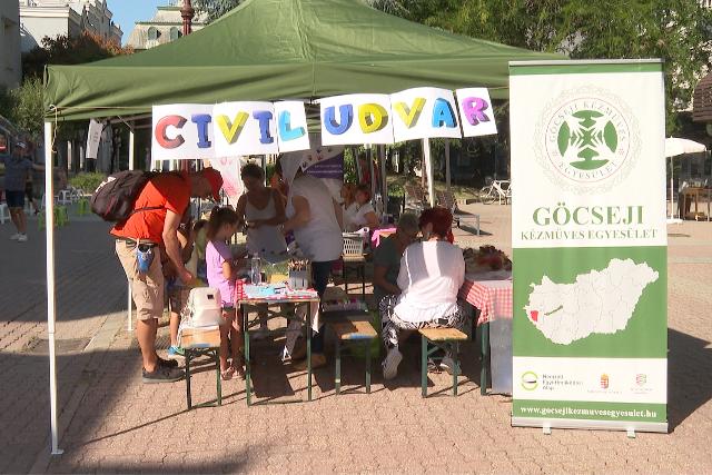 Civil Udvar - alapítványok és egyesületek is bemutatkoztak a fesztiválon Civil Udvar - alapítványok és egyesületek is bemutatkoztak a fesztiválon