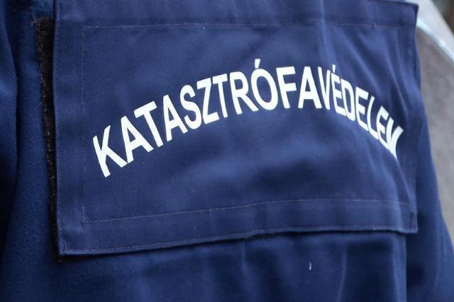 K�t aut� �tk�z�tt az Olajfa utc�ban, az egyik a tetej�re borult