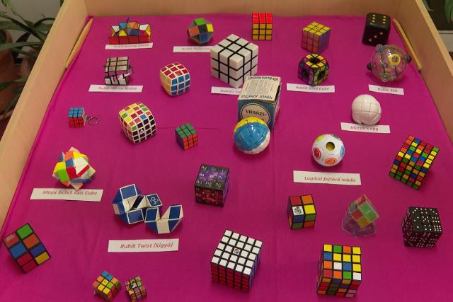 Rubik-kocka kirak� verseny az Ady-iskol�ban