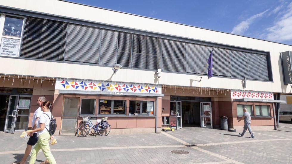 40 v�rosfejleszt�si c�l – Ki�p�l a v�s�rcsarnok h�t�si rendszere