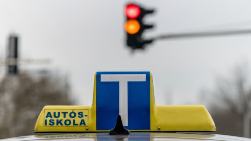 Átlépett egy lélektani határt a jogosítványszerzés ára, egyre kevesebb a tanuló Átlépett egy lélektani határt a jogosítványszerzés ára, egyre kevesebb a tanuló