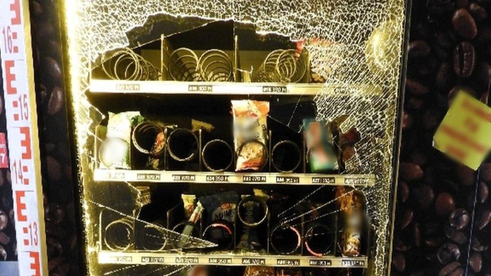 Kővel törték be az automatát, telefont is loptak – Elfogták a kamaszokat Kővel törték be az automatát, telefont is loptak – Elfogták a kamaszokat